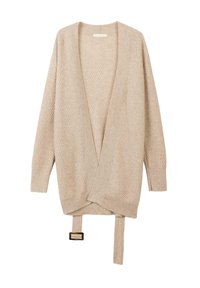 Beige stickad cardigan med ett strukturerat mönster, öppen framsida och långa ärmar. Har ett knytband med en rektangulär spänne.