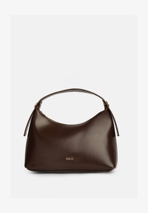 Bolso de mano de cuero liso marrón oscuro con correa corta y logotipo dorado "RAID" en el frente.