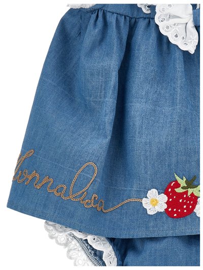 Μπλε τζιν φορεματάκι για μωρό με λευκή δαντέλα, κεντημένο κείμενο "blondalala" με γραφή, λευκά λουλούδια και σχέδιο κόκκινης φράουλας.
