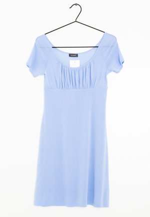 Vestido azul claro de manga corta con detalle de cuello fruncido colgado en una percha negra sobre un fondo blanco.