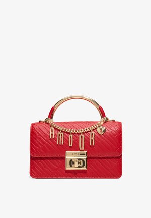 Rode faux leren handtas met een gequiltde structuur, gouden kettingaccent, plaatje met de tekst "AMOUR" en een hart charme. Heeft een handgreep aan de bovenkant en een klapsluiting.