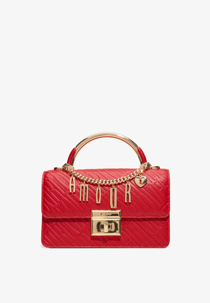 Borsa a tracolla in ecopelle rossa con texture trapuntata, dettaglio in catena dorata, placca con la scritta "AMOUR" e ciondolo a forma di cuore. Dotata di manico superiore e chiusura a scatto.