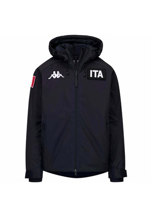 Giacca nera con cappuccio e cerniera frontale, toppa bianca "ITA" sul petto, logo Kappa sul petto destro e toppa con bandiera italiana sulla manica sinistra.