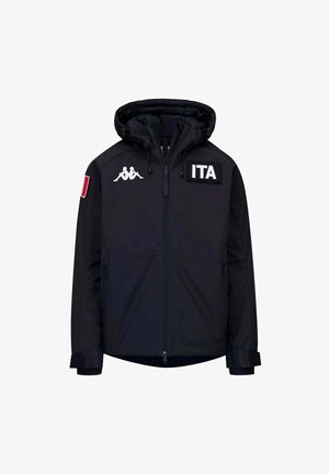 Giacca nera con cappuccio e cerniera frontale, toppa bianca "ITA" sul petto, logo Kappa sul petto destro e toppa con bandiera italiana sulla manica sinistra.