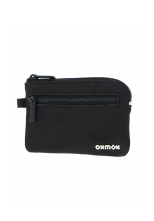 Pochette en tissu noire avec fermeture éclair, poche avant zippée et logo argenté "oxmax" dans le coin inférieur droit.
