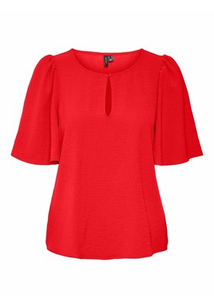 Blouse rouge à manches courtes bouffantes, encolure ronde, avec une petite fermeture à bouton en forme de trou à l'avant, au centre.