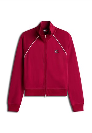 Czerwona kurtka na zamek błyskawiczny z wysokim kołnierzem, prążkowanym dołem i mankietami, z białym obszyciem na ramionach i logo marki na piersi.