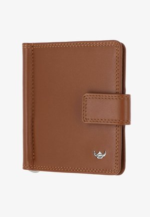 Portefeuille en cuir marron avec détails de surpiqûres, rabat à pression et petit emblème argenté en bas à droite.