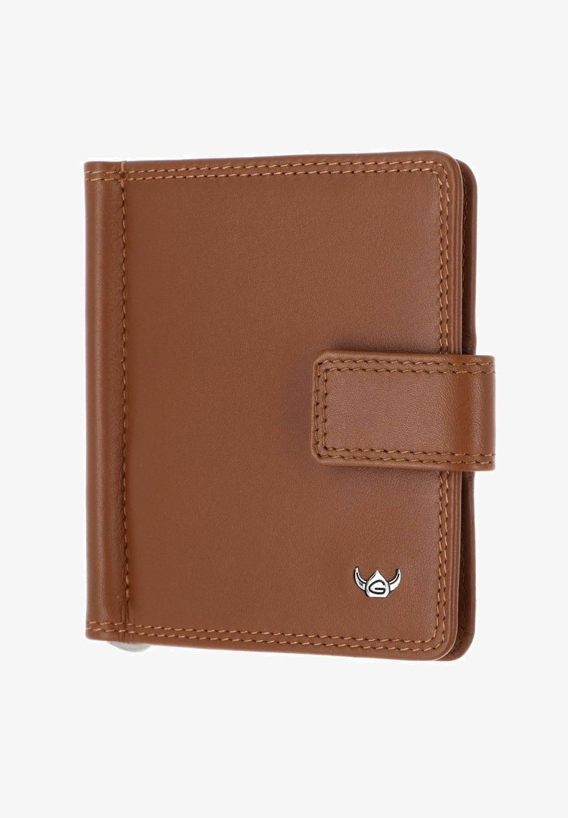 Portefeuille en cuir marron avec détails de surpiqûres, rabat à pression et petit emblème argenté en bas à droite.