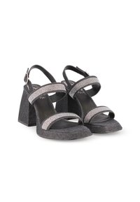Sandalias negras con brillo, con correas anchas y acentos de rhinestones. Tacón grueso con tela texturizada y una correa en el tobillo ajustable para un mejor ajuste.