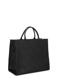 Μαύρη υφαντή τσάντα ώμου με λείες δερμάτινες λαβές, ορθογώνιο σχήμα και υφή στο εξωτερικό. Κλείνει με φερμουάρ.