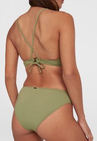 Bikini komplet v olivno zeleni barvi z preprostim dizajnom, nastavljivimi trakovi in zapenjanjem z vrvico na hrbtu. Gladka tekstura z minimalnimi dodatki iz kovine.
