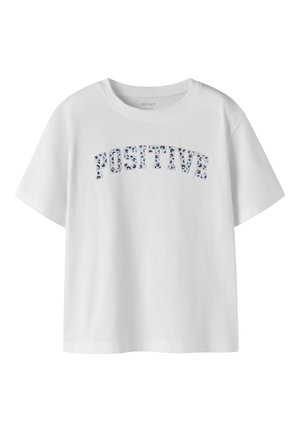 Camiseta blanca de manga corta con cuello redondo, con la palabra "POSITIVO" en letras con estampado de leopardo en el pecho.
