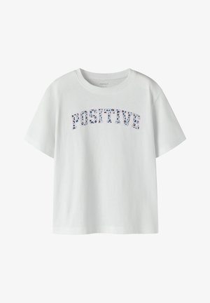 T-shirt bianca a maniche corte con scollo rotondo, con la parola "POSITIVE" stampata sul petto in caratteri leopardati.