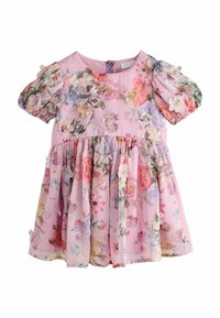 Blumenkleid aus pinkem Stoff; mit kurzen Ballonärmeln, einem gerafften Rock und einem floralen Muster mit verschiedenen farbigen Blumen.