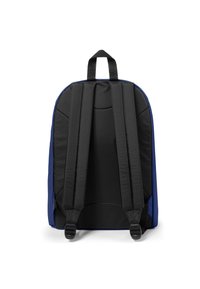 Mochila con un respaldo y correas acolchadas de color negro, y un panel lateral azul. Forma redondeada y textura suave con correas ajustables.