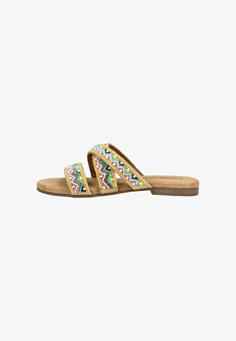 Flad beige sandal med to perlebesatte remme i zigzag-mønster over foden og en polstret sål.