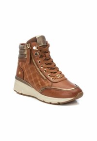 Zapatillas altas de cuero marrón con patrón acolchado, acentos metálicos, herrajes dorados y una suela acolchada para mayor comodidad.