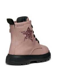 Stivale in pelle rosa con un design a stella glitterata, dettagli neri e suola in gomma testurizzata, che offre un aspetto durevole e alla moda.