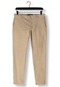 Beige Chinos im Slim-Fit-Design, mit Fronttaschen, einem Knopfverschluss und einer glatten Baumwollstruktur. Hängen an einem schwarzen Kleiderbügel.