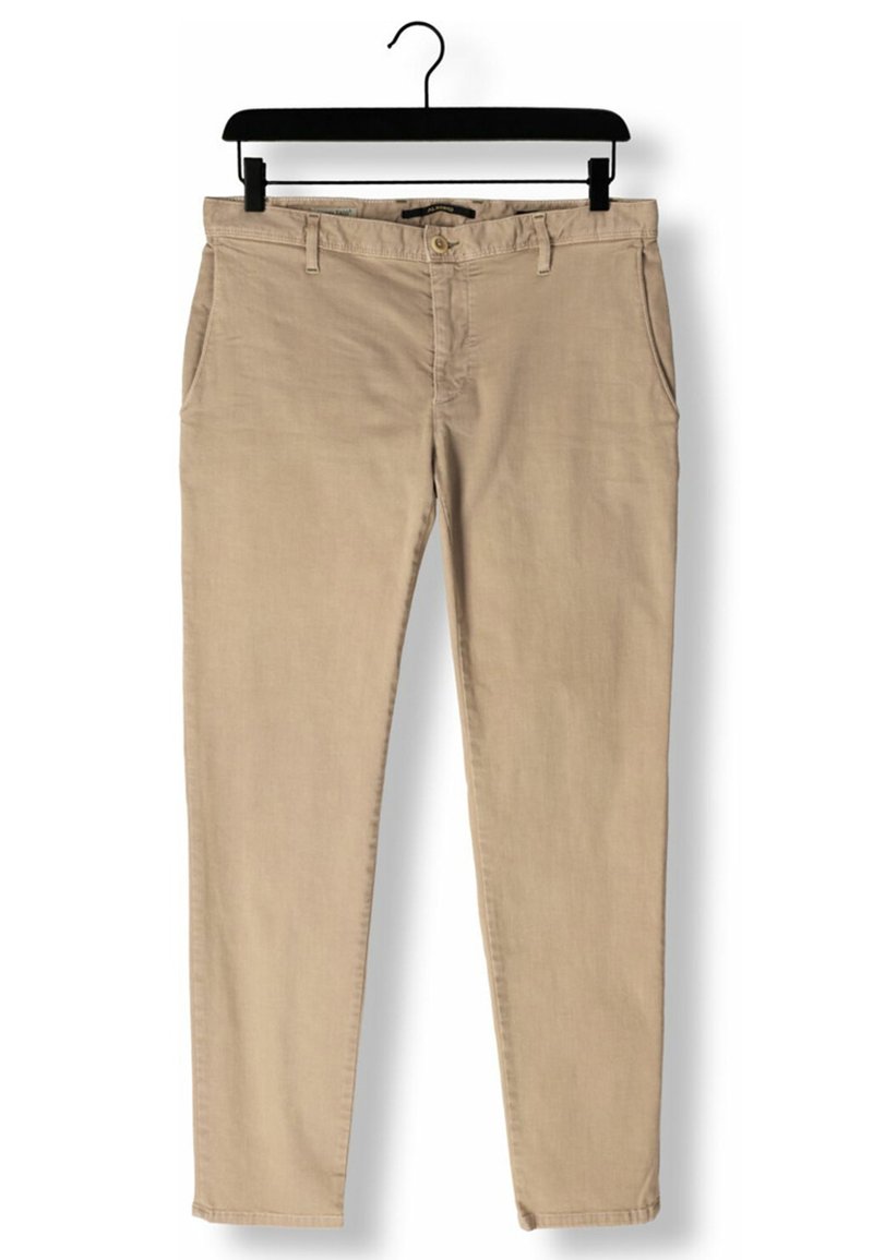 Beige Chinos im Slim-Fit-Design, mit Fronttaschen, einem Knopfverschluss und einer glatten Baumwollstruktur. Hängen an einem schwarzen Kleiderbügel.