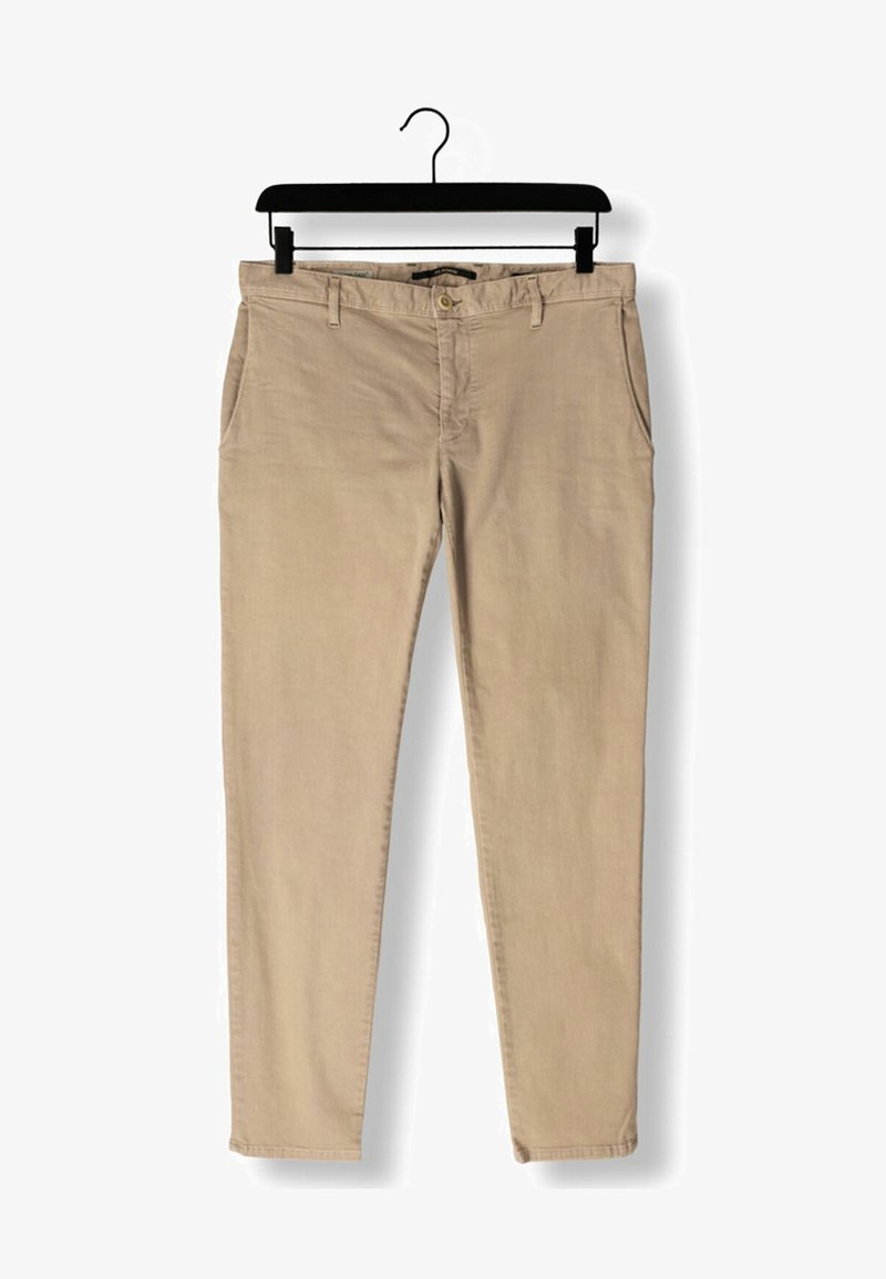 Beige Chinos im Slim-Fit-Design, mit Fronttaschen, einem Knopfverschluss und einer glatten Baumwollstruktur. Hängen an einem schwarzen Kleiderbügel.