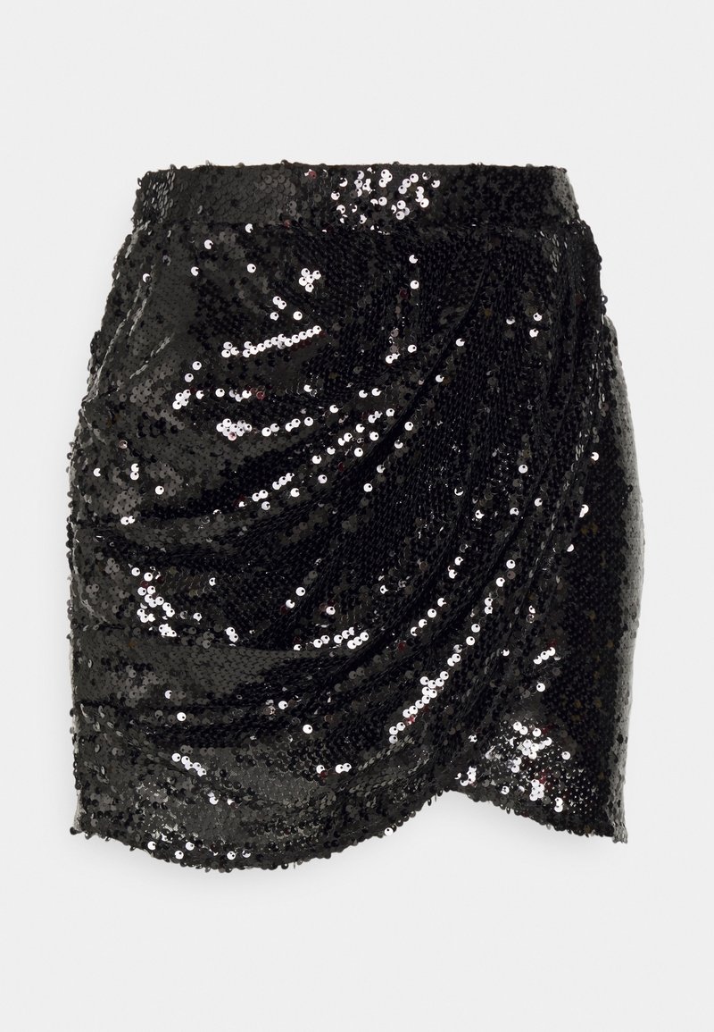 Zwarte pailletten mini-rok met een gedrapeerd ontwerp, met een gladde textuur en glanzend oppervlak, dat de visuele aantrekkingskracht versterkt door lichtreflectie.