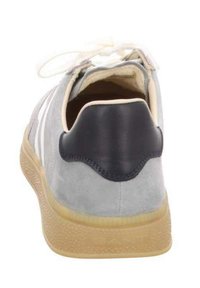 Graue Wildledersneaker mit weißen Streifen, marineblauem Lederfutter und beiger Gummisohle. Verfügt über eine Schnürung und eine gepolsterte Einlegesohle.