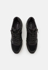 Svarta träningsskor med en kombination av mocka och mesh-material. Funktioner inkluderar snörning, en sidodragkedja och en vadderad sula. Storlek 37.