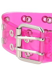 Rosa transparent bälte gjort av PVC, med silverfärgad metallbeslag och cirkulära öglor längs hela längden. Slät yta med en glansig finish.