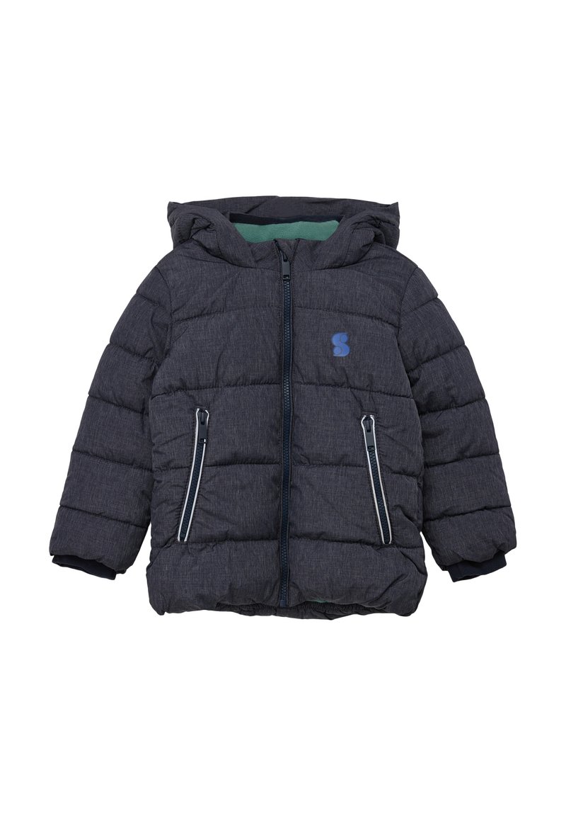 Grijze pufferjack met capuchon, voorzien van een gestructureerde stof, ritssluiting aan de voorkant, twee zijzakken en een blauw logo op de borst.