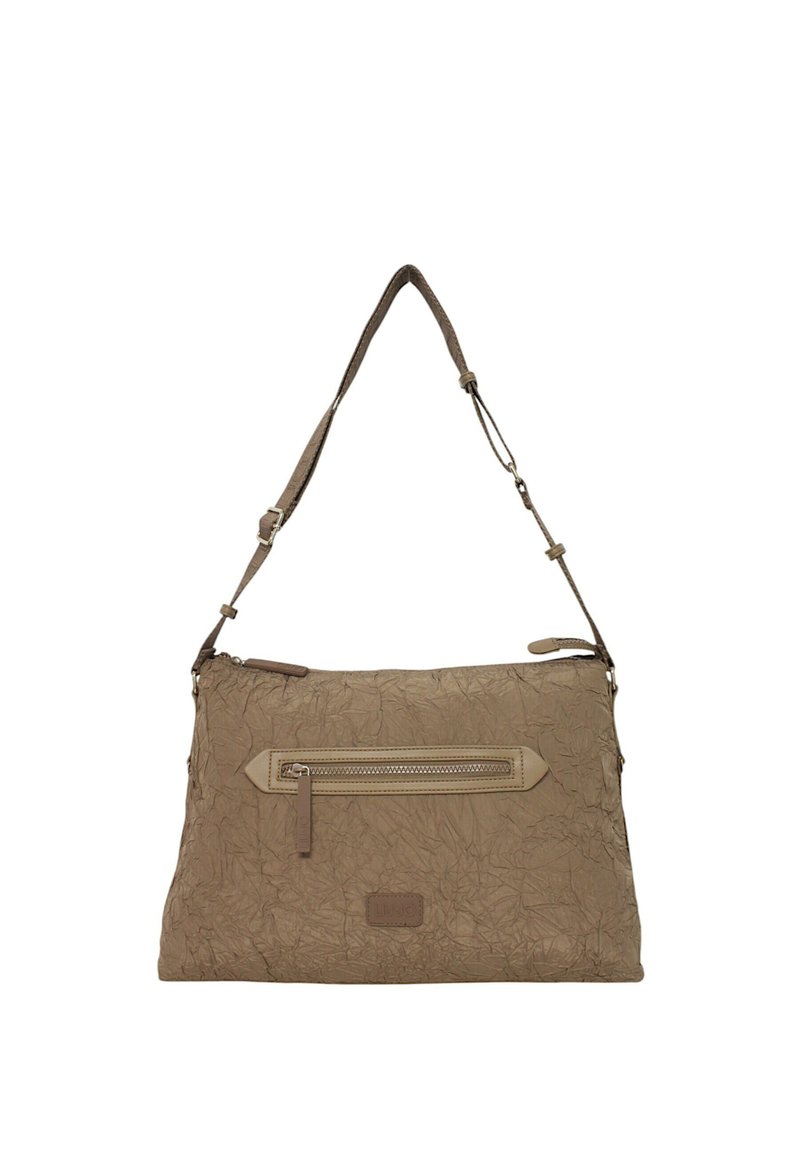 Borsa a mano beige con una finitura strutturata e effetto stropicciato, dotata di una tracolla regolabile e di una tasca frontale con zip. Logo a contrasto nella parte inferiore.