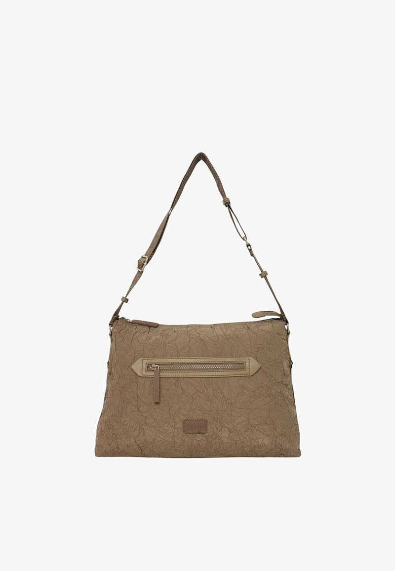 Borsa a mano beige con una finitura strutturata e effetto stropicciato, dotata di una tracolla regolabile e di una tasca frontale con zip. Logo a contrasto nella parte inferiore.