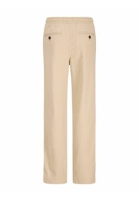 Pantalon beige à jambes droites avec ceinture élastique et deux poches arrière passepoilées à bouton, vu de dos.