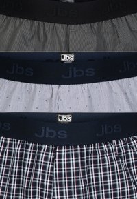 Tre paia di boxer JBS: uno grigio uniforme, uno blu navy con sottili righe e uno a quadri blu navy. Ognuno presenta un cinturino elastico scuro con logo.