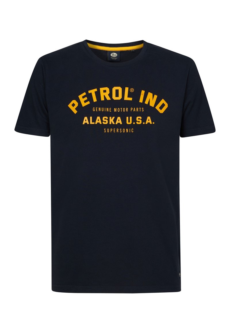 Námorně modré bavlněné tričko s kulatým výstřihem a žlutým potiskem textu: "PETROL IND ALASKA U.S.A. SUPERSOIC" na přední straně. Jednoduchý design.