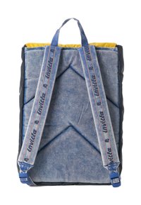 Zaino in denim blu con design imbottito, fodera gialla e spallacci regolabili con accenti contrastanti in rosso e blu.