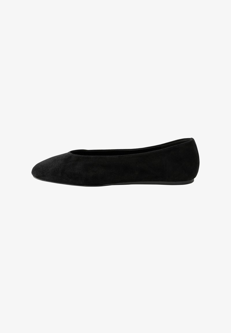 Ballerine en suede noire avec un bout rond, texture lisse, talon bas et design simple sans embellissements.