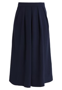 Jupe plissée bleu marine en tissu lisse, dotée d'une ceinture et de poches latérales, avec une silhouette évasée et fluide.