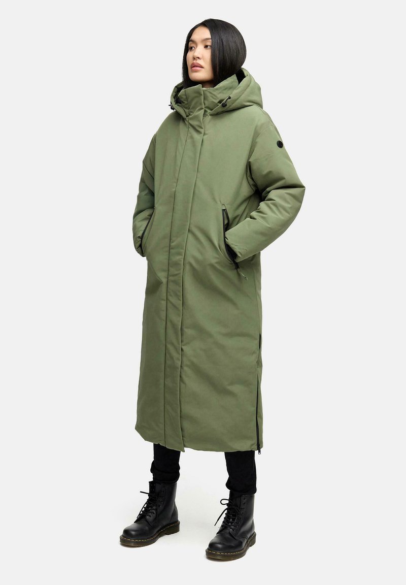 Lang, olijfgroen pufferjack met een hoge kraag en grote capuchon, voorzien van zijzakken en ritsdetails. Gebalanceerde snit, slank ontwerp.