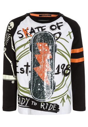 Langärmliges Grafik-T-Shirt mit einem Schwarz-Weiß-Skelettdesign, Skateboardgrafik mit Pailletten und orangefarbenen Streifenakzenten.