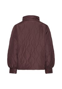 Veste matelassée bordeaux avec un col montant, des manches volumineuses et des poignets à boutons-pression. Présente un motif ondulé sur la surface du tissu.