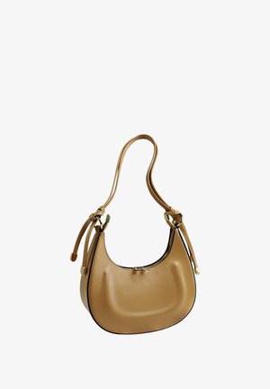 Hobo tas van tanleer met een gebogen vorm, dubbele riem, ritssluiting en contrasterende zwarte randafwerking. Glad oppervlak met gouden metalen accenten.