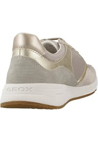 Baskets beige clair avec tige en maille et en synthétique texturé, accents métalliques, semelle en caoutchouc et talon rembourré pour le confort.