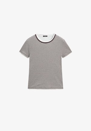 Koszulka z krótkim rękawem i okrągłym dekoltem, z cienkimi poziomymi czarno-białymi paskami oraz ciemnym obszyciem wokół szyi.