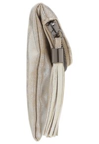 Bolso de mano metálico en plata con un acabado texturizado, cierre de cremallera y un detalle decorativo de flecos en un lado.