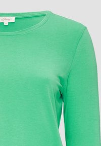 Groene longsleeve t-shirt van zachte, lichte stof. Voorzien van een ronde halslijn en een gladde textuur, ideaal voor casual wear.