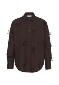 Brun knap-opp-shirt lavet af stof, med buet hæm, lange ærmer og dekorative stofsløjfer på ærmerne og fronten.