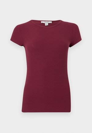 Paars geribd T-shirt met korte mouwen, ronde hals, een aangesloten silhouet en een effen textuur, gepresenteerd tegen een effen achtergrond.