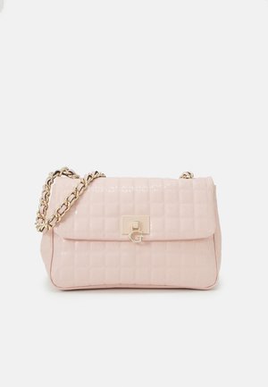 Sac à main matelassé rose clair avec une bandoulière en chaîne dorée et un fermoir carré doré avec un détail décoratif "G".